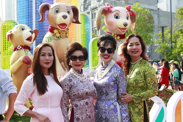 大家合影留念。