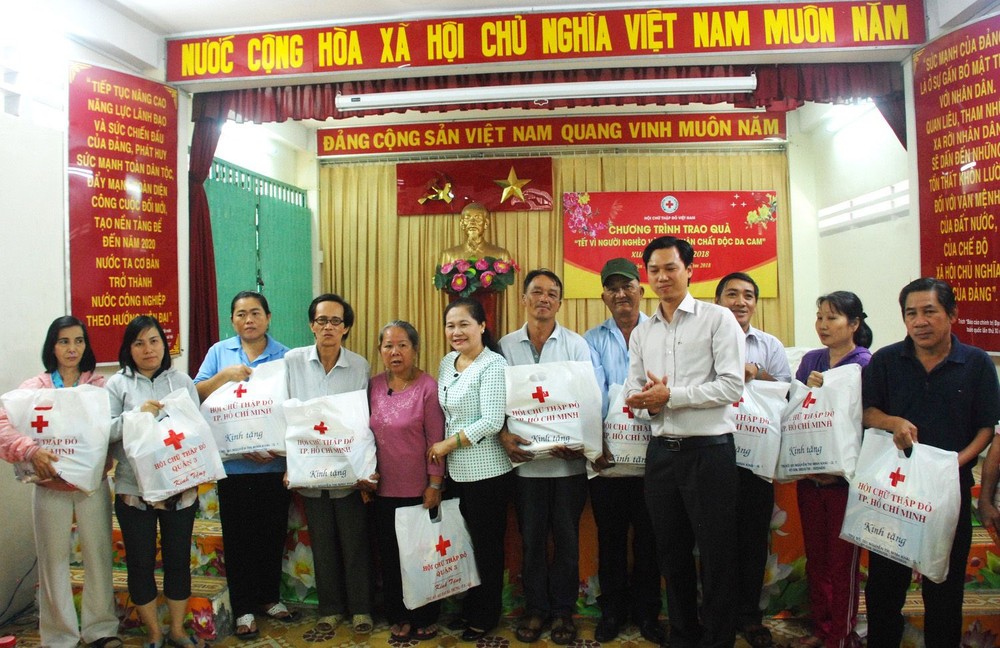 市委民運處主任阮氏麗(左六)贈送春節禮物予第三郡第九坊貧困者。