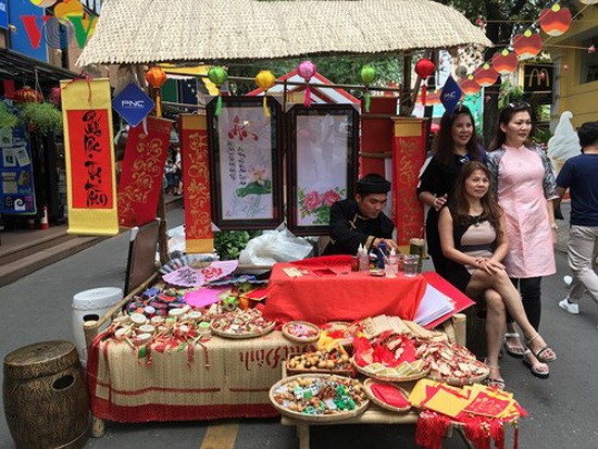 遊客與書法家合影。  ​