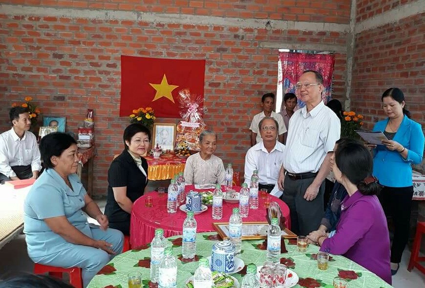 第五郡郡委副書記陳氏英武、郡婦女會主席陳氏秋香、穗城會館理事長盧耀南及婦女會會員出席溫情屋贈送儀式。