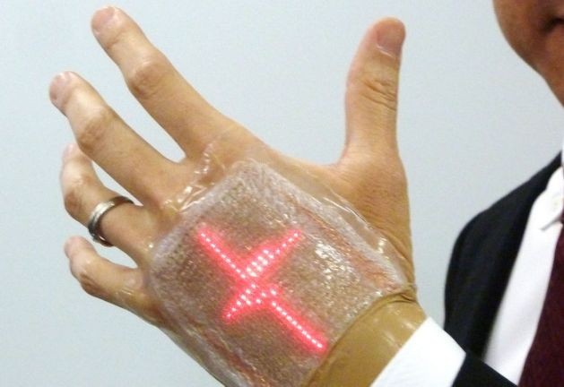 圖為貼在手背上的薄型LED顯示屏。（圖源：共同社）