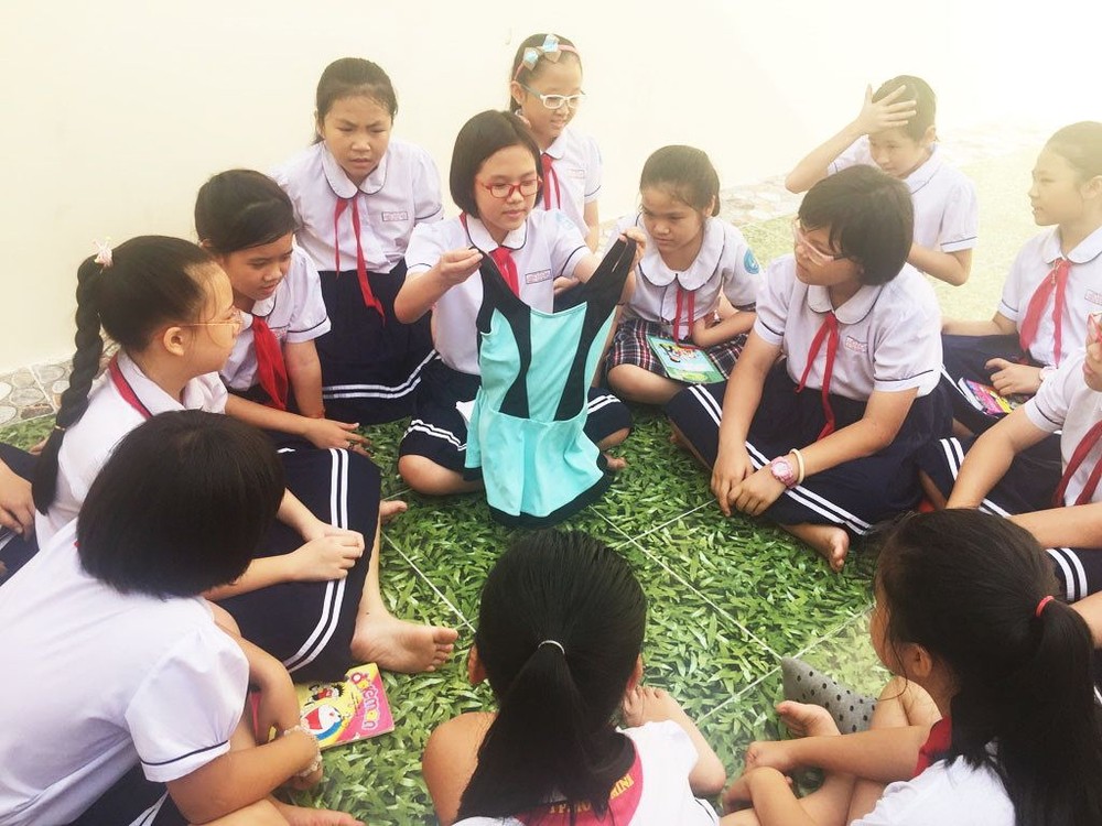 平盛郡朱文安小學的學生們聚精會神上性別教育課。