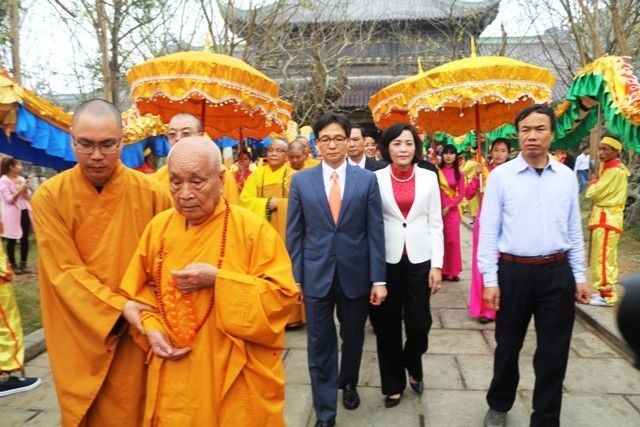 政府副總理武德膽(後右三)出席2018年拜訂寺盛會。