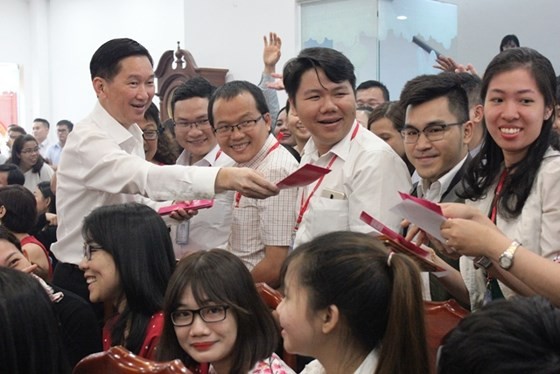 市人委會副主席陳永線向市商業聯合合作社(Saigon Co.op)員工祝賀新年並派利是。（圖源：施紅）