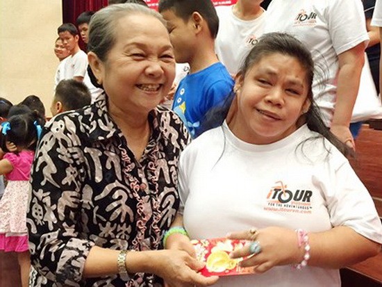 黃氏慶致力幫助、關懷殘疾人士和孤兒。