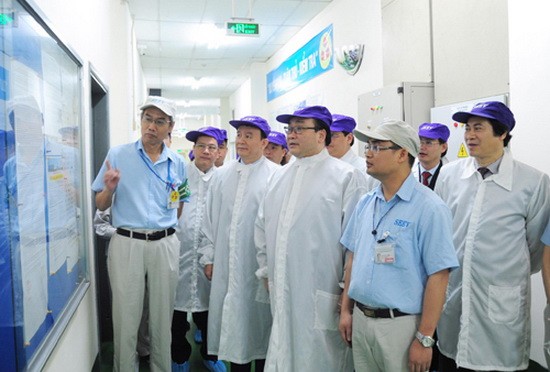 河內市市委書記黃忠海(前右二)看望越南SEI電子零件有限責任公司。（圖源：秋河）