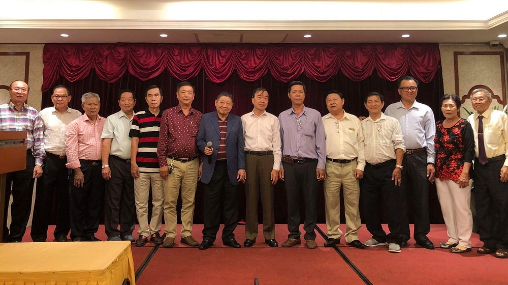 各位董事和校長上台向老師們祝賀。