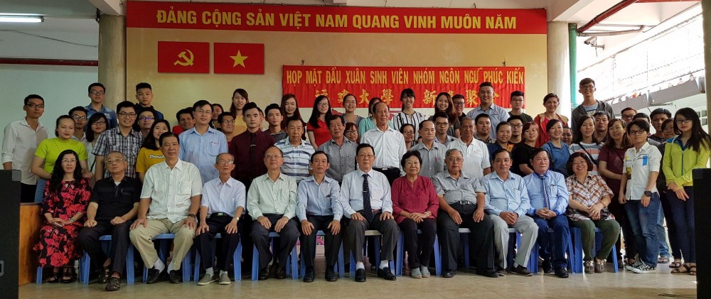 各代表與大學生合照。