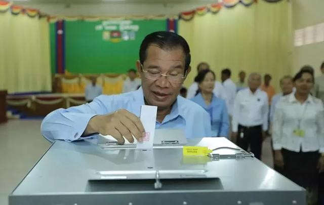 洪森參加參議院選舉投票。（圖源：柬華日報）