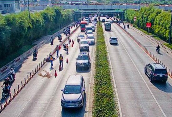 此交通事故導致守添隧道交通擁堵，車子大排長龍至第一郡轄地。（圖源：交通監控視頻截圖）