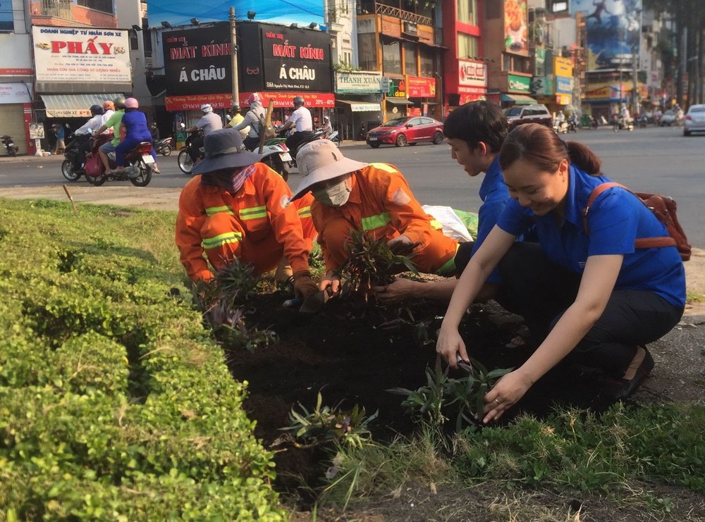 青年參加植樹活動。