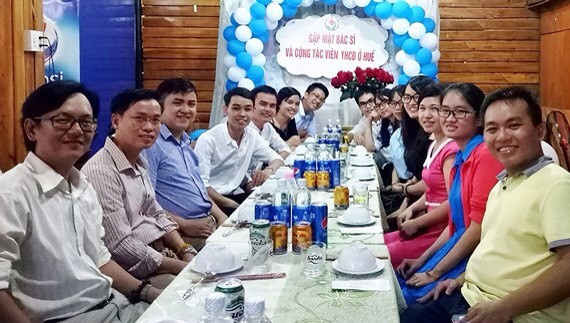 關照社群健康項目的集體醫生、志願者聚在一起交換工作經驗。