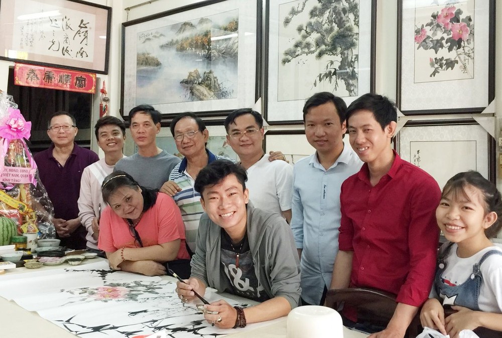張漢明書畫家(後排左四)與各學員歡聚一起。