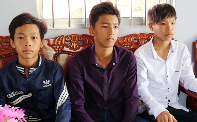 圖為杜文鵬(中)與兩名友人陳清新(左)及黎爾康拾金不昧榮獲嘉獎。（圖源：日新）