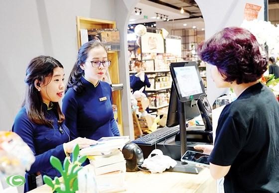 消費者在Book City透過手機付款。