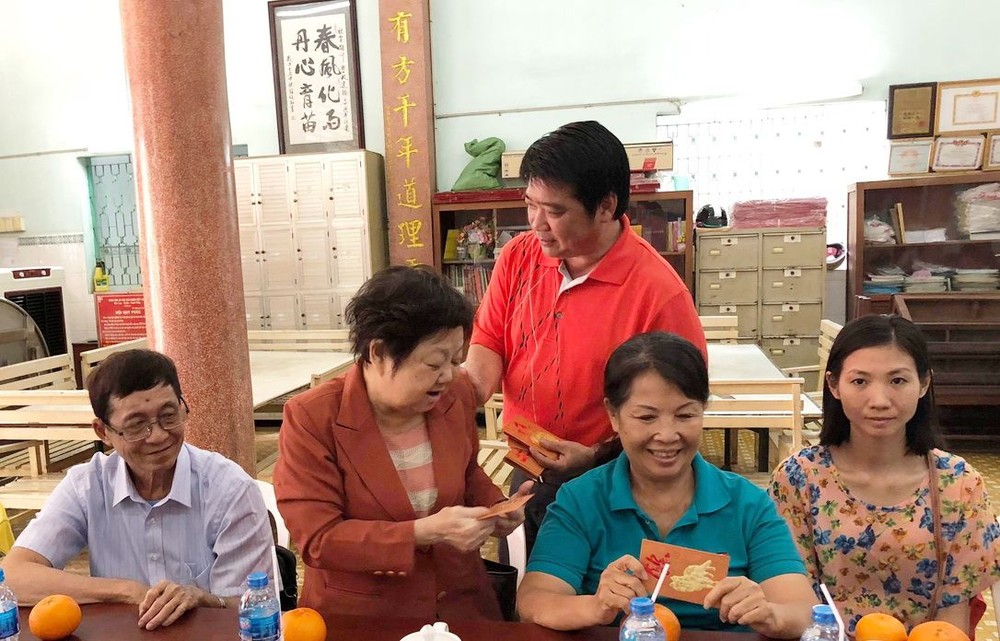 董事長陳金泉派發新春紅包給老師們。