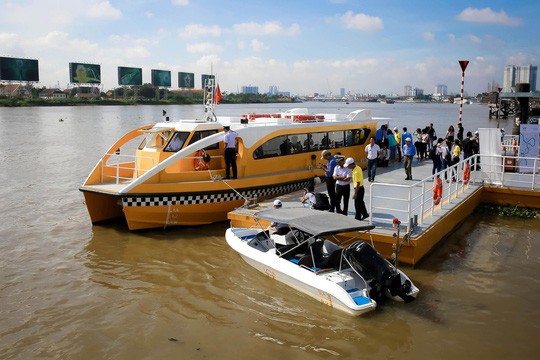 本市開設水上巴士線以促進旅遊發展和減少陸路交通壓力。