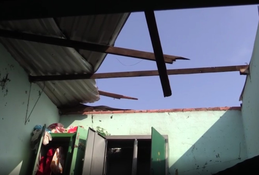 爆破現場鐵皮屋頂被掀開。（圖源：互聯網）