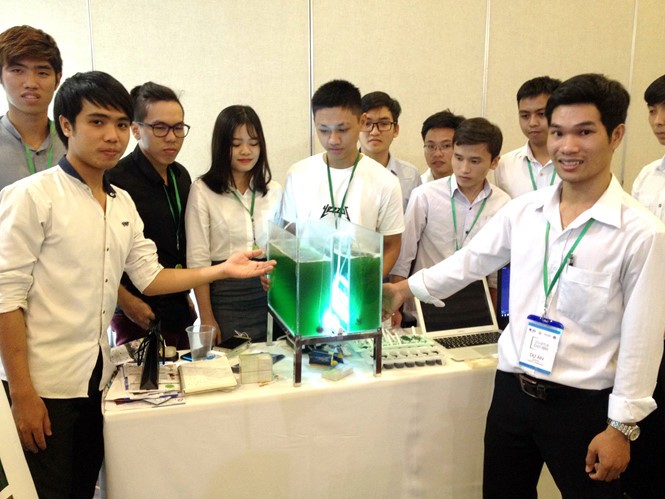 建立大學創業生態體系。圖為大學生介紹的某一小本創業項目。（圖源：黎青）