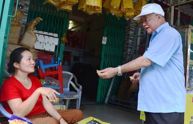 陶春菙與在森德街上的小販聊天。