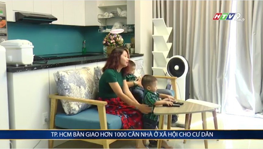 TTC Land 日前已把在本市第七郡河邊高檔公寓項目所屬的逾1000個社會住房移交給居民。（圖源：HTV視頻截圖）