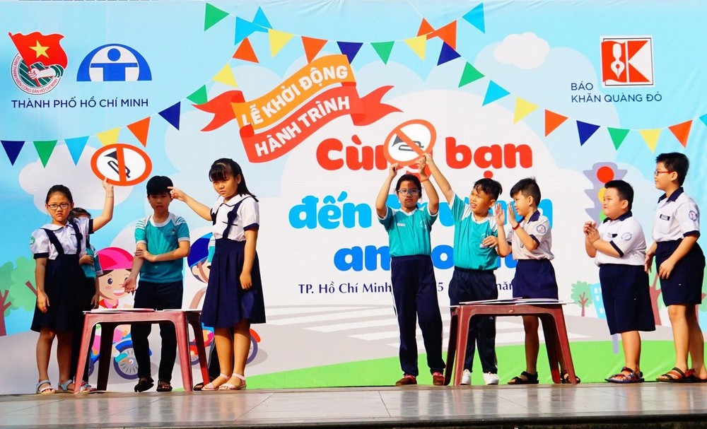 學生們參加有趣的交通安全遊戲。