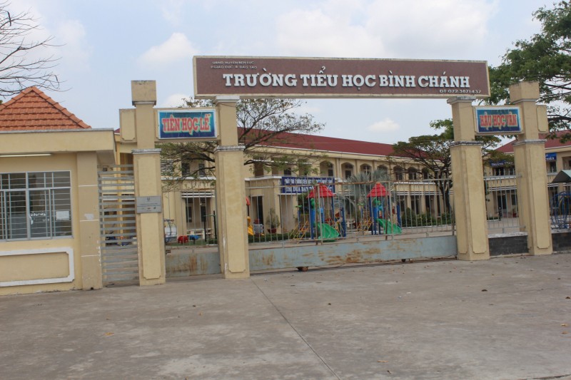 教育與培訓部要求查明女教師向家長下跪事件。圖為隆安省濱瀝縣日政鄉平政小學大門一瞥。（圖源：海棠）