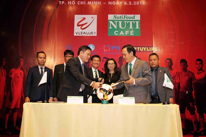 越南專業足球股份公司(VPF)昨(6)日在本市公佈了2018年越南國家足球甲級聯賽-V.League主要贊助商。（圖源：獨立）
