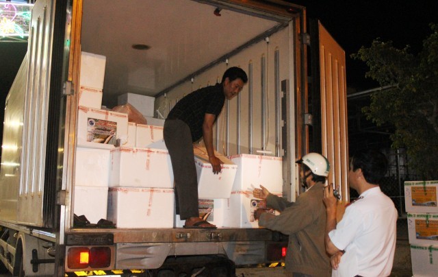 運送未經檢疫蝦苗的卡車被突擊檢查。（圖源：HH）