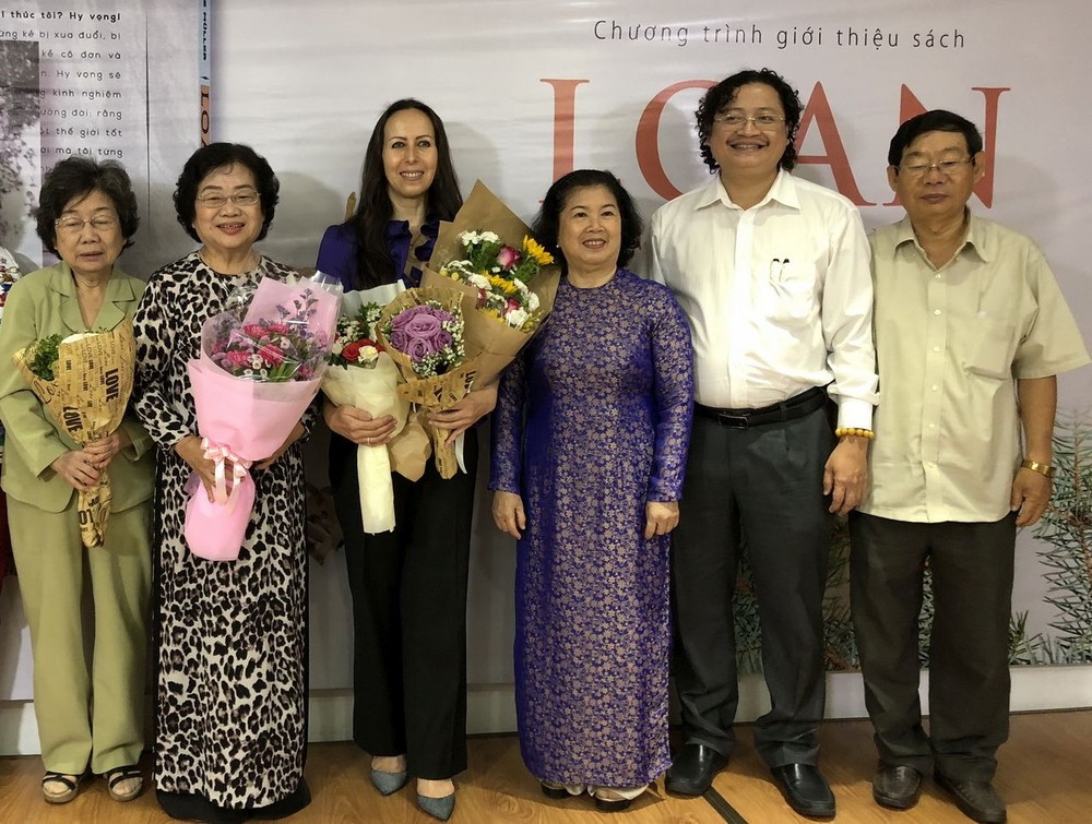 原國家副主席張美華（左二）與作者（左三）及各代表合照。 