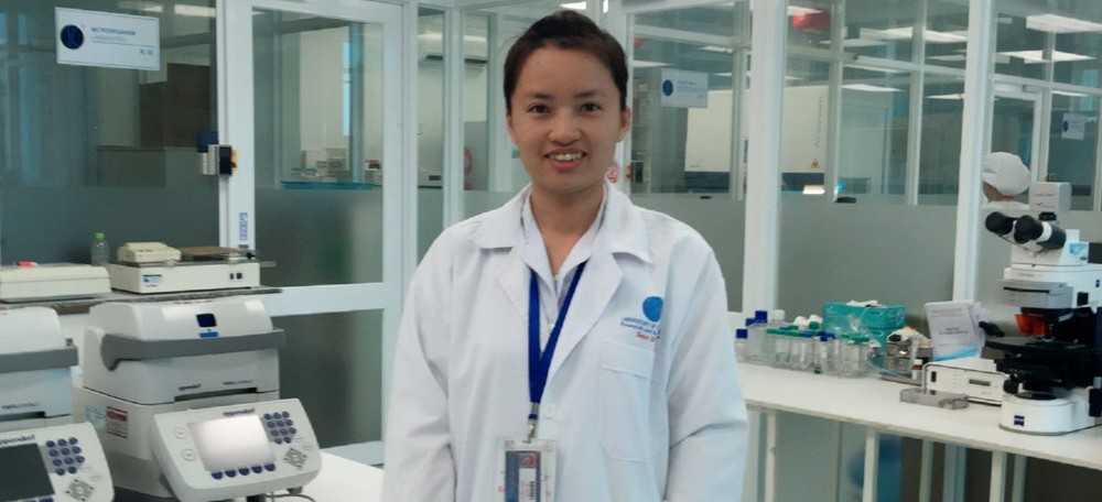武碧玉博士在實驗室工作。