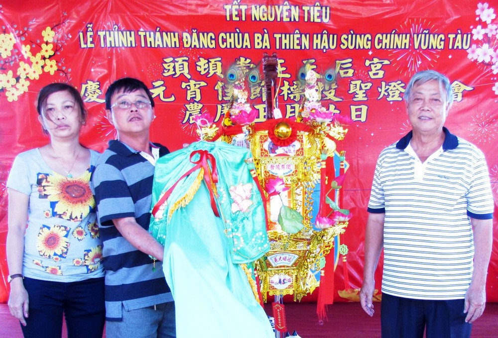 常值副理事長梁肇添（右）把“觀音蓮花寶燈”交給得主刁中傑。