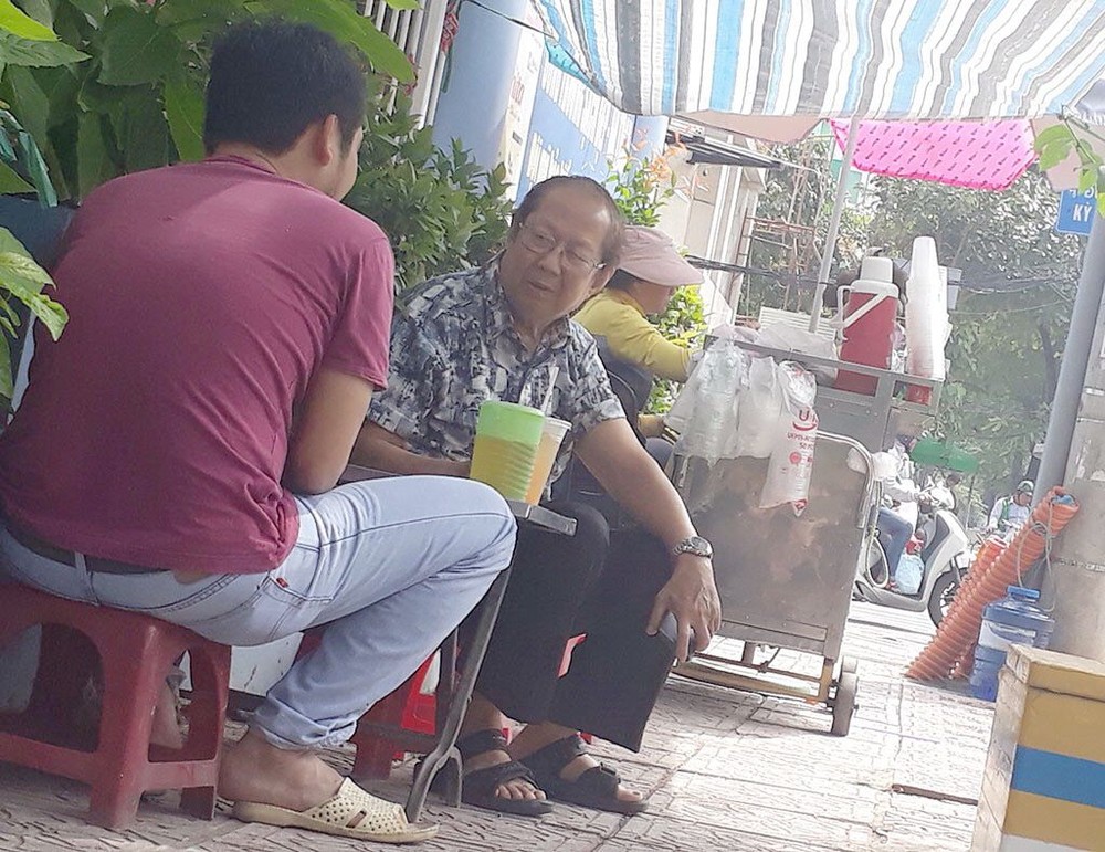 記者向涉“醫師”（右）諮詢藥價和療效。