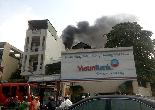 舊邑郡潘文治街某間摩托車維修店4樓處起火冒出濃煙。（圖源：忠陳）