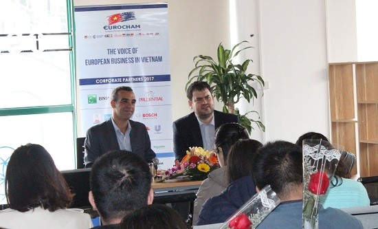 越南歐洲商會(EuroCham)代表人在新聞發佈會上公佈了越南經營環境指數(BCI)考察報告。