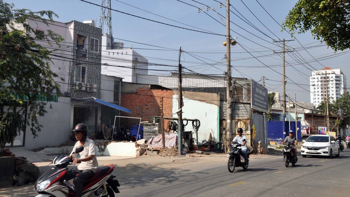 第二郡梁定估街還有部分民戶未執行清拆屬於路界線規劃內的工程以交地給施工單位。