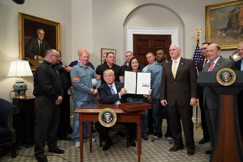 特朗普簽署向鋼材及鋁材入口關稅措施。（圖源：AFP）