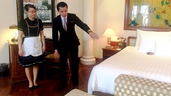 何文雄指引人員整理房間。