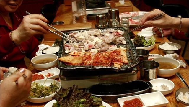 飯桌上５種行為最傷胃。（示意圖源：互聯網）