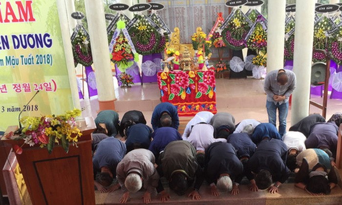 41名韓國人下跪向河湄村民鞠躬道歉，為韓國青龍兵在越南抗戰時期所造成的後果致歉。（圖源：蔡伯勇）