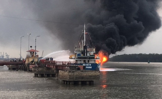 火勢越燒越猛，空中冒起許多濃巨煙。（圖源：文輝）