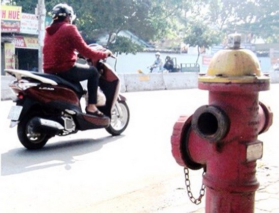 舊邑郡光中街上的一個消防栓管口蓋被盜，一直沒有補上。