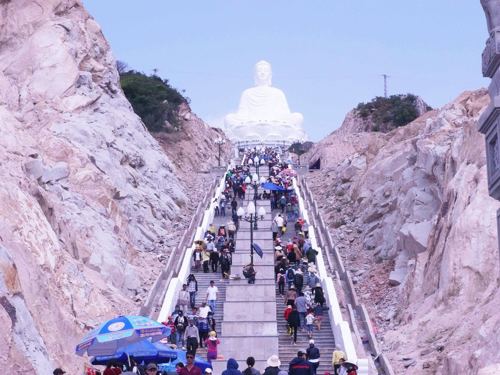 上萬人參觀東南亞最大坐佛。（圖源：黃仲）