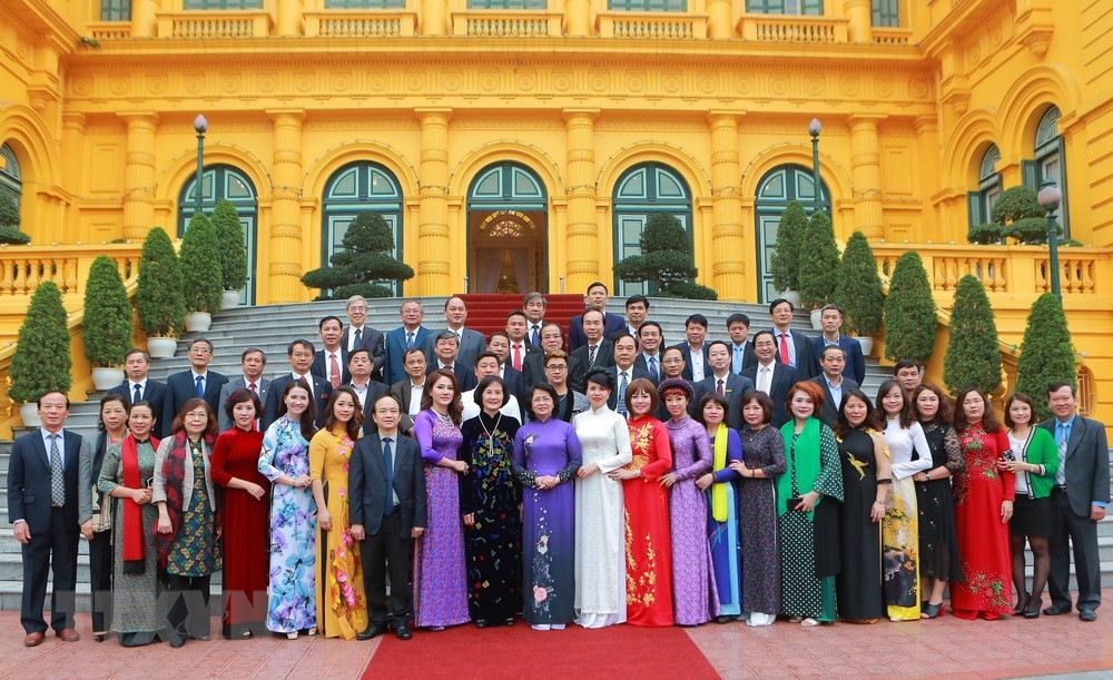 國家副主席鄧氏玉盛與代表團在主席府前合影留念。（圖源：越通社）