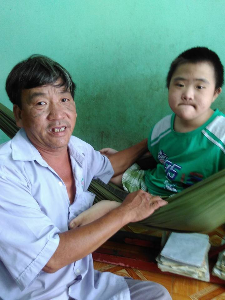 佘執偉與智障兒子。