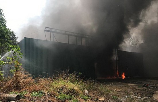 圖為該廠房火警現場，濃煙滾滾，烈火熊熊。