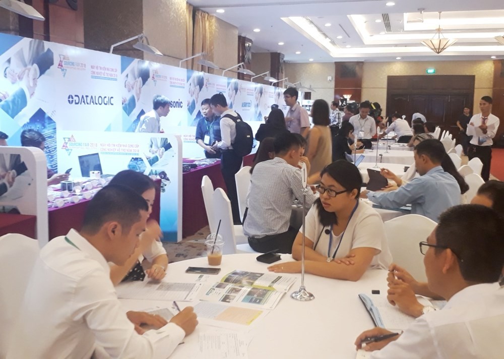 各企業家在2018年尋找配套工業供應商盛會上尋找合作機遇並交換意見。（圖源：黎英）