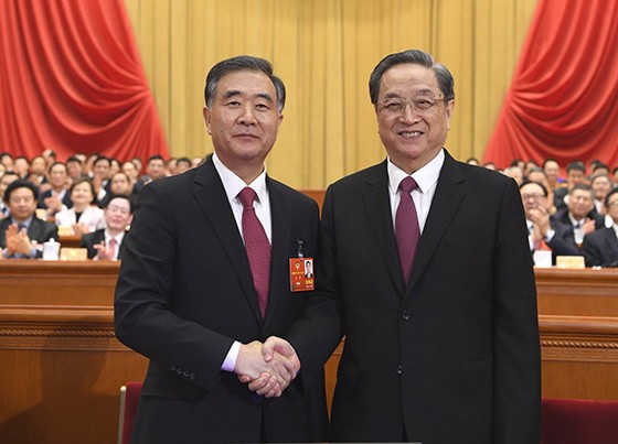 當會議主持人宣佈汪洋當選政協第十三屆全國委員會主席後，俞正聲(右)與汪洋熱烈握手，表示祝賀。（圖源：新華網）