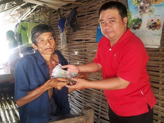范文勇（右）把善款轉交給需要幫助的人。