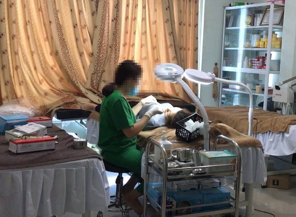 今年4月中旬，市衛生廳將開始進行檢查、評價全部美容專科診所的質量。圖為美容醫師在給消費者提供整容服務。（示意圖源：VTC視頻截圖）